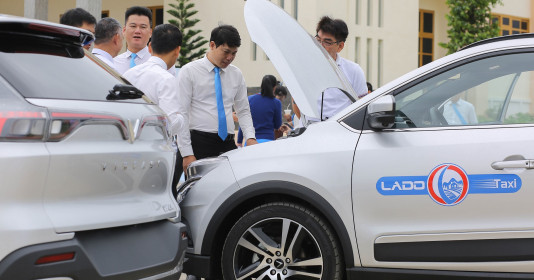 Kiến nghị loạt cơ chế tạo đà cho doanh nghiệp chuyển đổi taxi điện