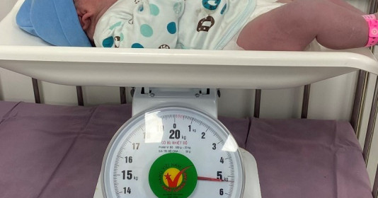 Em bé nặng 5,3 kg mới chào đời tại Quảng Ninh