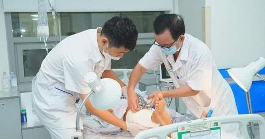 Bị máy ép vải cắt đứt rời 2 cẳng chân, vẫn nối lại được