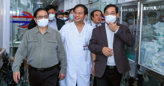 Thủ tướng kiểm tra đột xuất việc cung ứng thuốc, thiết bị y tế ở bệnh viện tuyến cuối