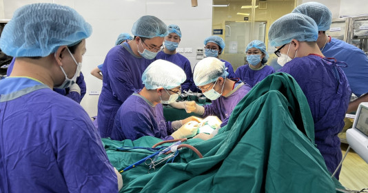 Bệnh viện Đại học Y Hà Nội vi phẫu nối bàn tay đứt rời cho bệnh nhi 21 tháng tuổi