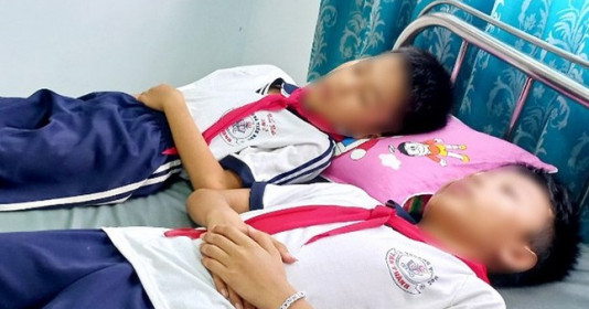 Bình Phước: 8 học sinh nghi bị ngộ độc phải nhập viện cấp cứu nghi do ăn kẹo ở cổng trường