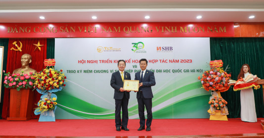 Doanh nhân Đỗ Quang Hiển nhận Kỷ niệm chương Vì sự nghiệp phát triển ĐHQG Hà Nội