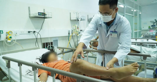 Ăn giò lụa bán dạo 3 bệnh nhi ngộ độc botulinum 
