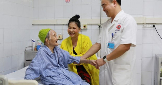 Thay khớp háng nhân tạo thành công cho cụ bà 107 tuổi ở Quảng Ninh