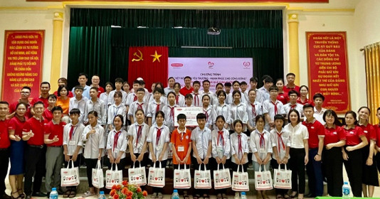 Dai-ichi Life Việt Nam tặng học bổng và quà dinh dưỡng cho học sinh có hoàn cảnh khó khăn tại Hà Nội