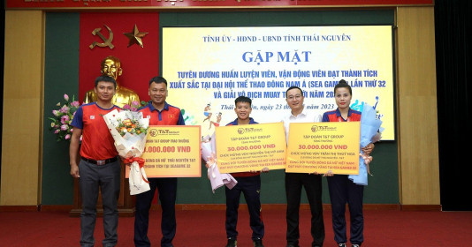 Hai cầu thủ nữ Thái Nguyên T&amp;T nhận thưởng sau khi giành vàng tại SEA Games 32