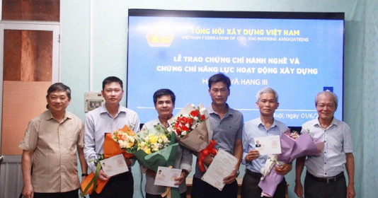 Trao chứng chỉ hành nghề và chứng chỉ năng lực hoạt động xây dựng cho 3 tổ chức, 107 cá nhân