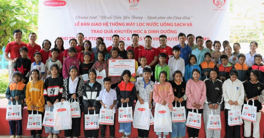 Dai-ichi Life Việt Nam trao tặng hệ thống máy lọc nước uống sạch và quà cho học sinh vùng sâu vùng xa Quảng Nam