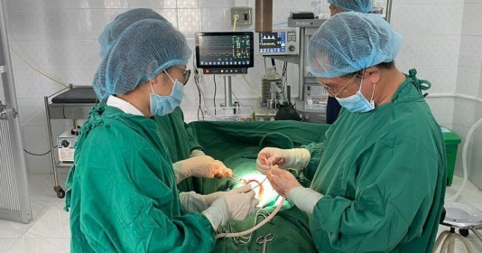 Đắk Lắk: Phẫu thuật cắt khối u nặng gần 9kg cho bé gái 15 tuổi