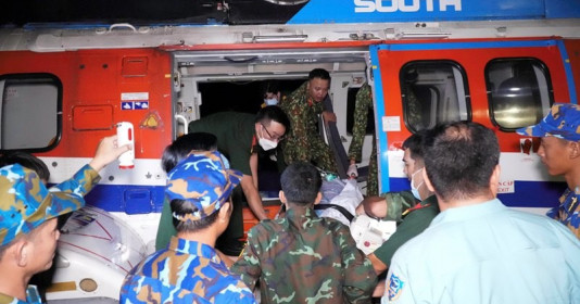 Đưa bệnh nhân đột quỵ não từ thị trấn Trường Sa về Bệnh viện Quân y 175 điều trị
