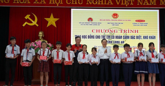 Dai-ichi Life Việt Nam trao tặng học bổng 200 triệu đồng cho học sinh đặc biệt khó khăn tại Long An