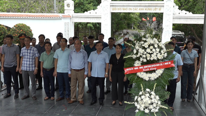 Lãnh đạo huyện Nghi Lộc (Nghệ An) dâng hương tại các địa chỉ đỏ