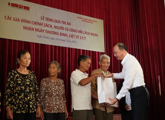 Tạp chí Người Xây dựng tri ân các gia đình thương binh, liệt sĩ tại Hà Tĩnh và Thanh Hóa