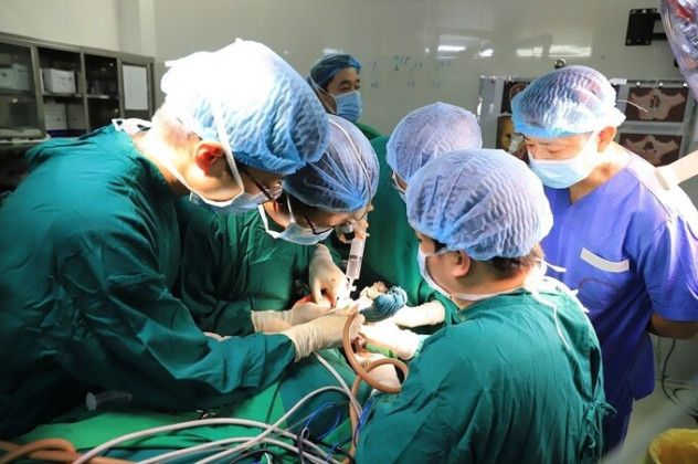 10 giờ "cân não" phẫu thuật cho cô gái bị dính khớp thái dương hàm