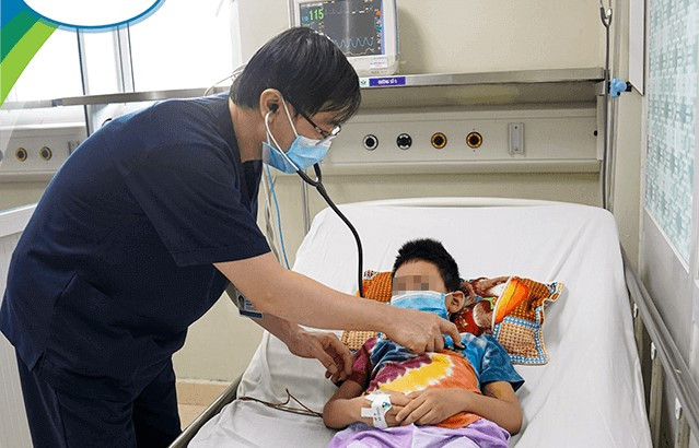 Dấu hiệu cảnh báo nguy hiểm trong sốt xuất huyết ở trẻ