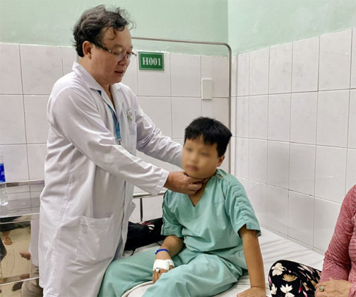 Bệnh viện Nhi đồng Đồng Nai nội soi gắp dị vật ra khỏi thực quản cho bé trai 10 tuổi