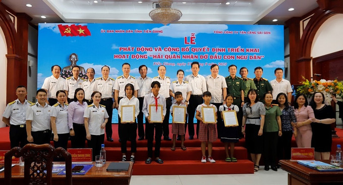 Tiền Giang: Tặng quà cho 50 ngư dân và nhận đỡ đầu cho 5 cháu là con ngư dân