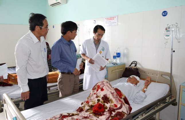 Phó Chủ tịch UBND tỉnh Kon Tum đến thăm các nạn nhân trong vụ TNGT tại Đèo Lò Xo