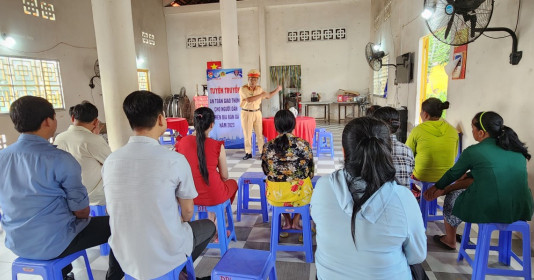 TP HCM: Trạm CSGT Tân Túc đẩy mạnh tuyên truyền an toàn giao thông cho công nhân và người lao động