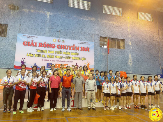VACHE tham gia tổ chức Giải Bóng chuyền hơi trung, cao tuổi khu vực phía Nam, thu hút gần 30 đội thi đấu