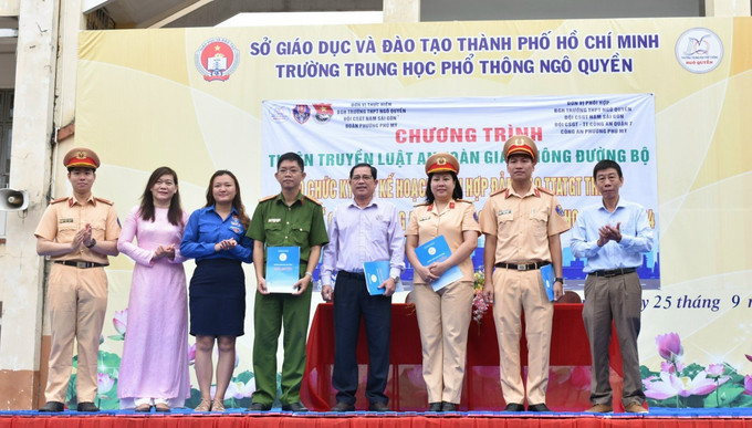 TP HCM tuyên truyền Luật An toàn giao thông "cổng trường an toàn giao thông" năm học 2023 - 2024