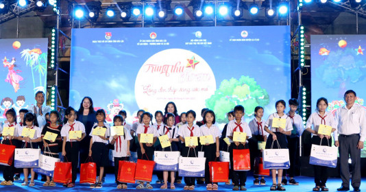 Đắk Lắk: Phó Chủ tịch nước Võ Thị Ánh Xuân dự đêm hội trăng rằm cùng thiếu nhi huyện Ea H’ leo