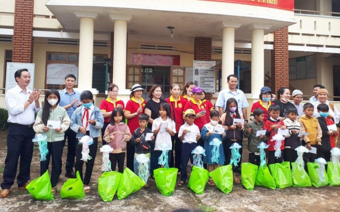 Gia Lai: Tặng quà cho trẻ em có hoàn cảnh khó khăn
