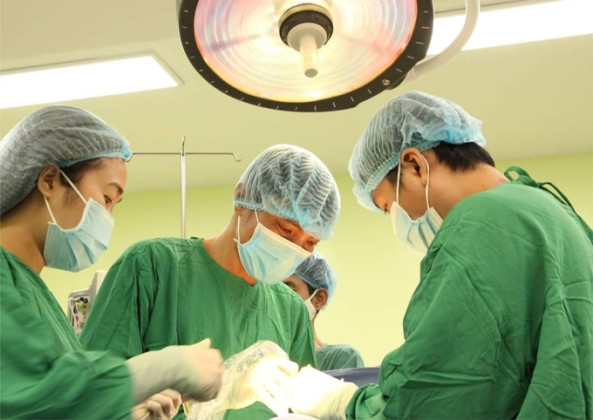 Cà Mau: Phẫu thuật thành công cắt khối u xơ to ở cổ tử cung