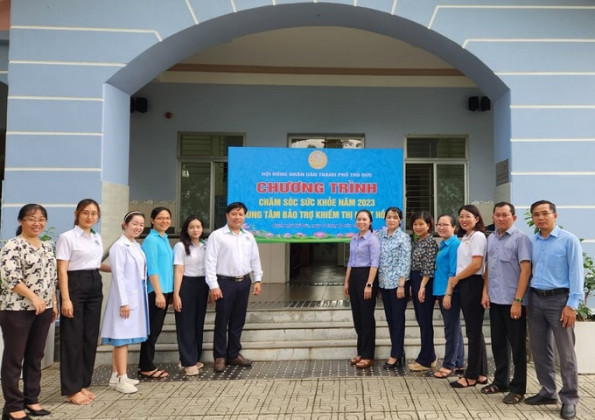 Bệnh viện Lê Văn Thịnh khám và tặng quà cho các bé khiếm thị tại Trung tâm Nhật Hồng