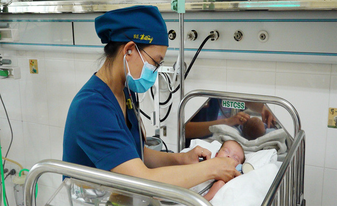 Đồng Nai: Cứu sống bé trai sinh non hơn 25 tuần, nặng 900 gam