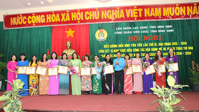 Hội nghị tuyên truyền về giới, bình đẳng giới và biểu dương phụ nữ tiêu biểu ngành y tế Bình Định