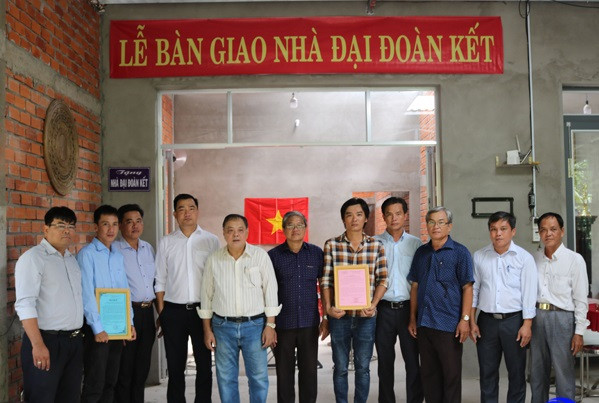 Tiền Giang: Huyện Cai Lậy tổ chức bàn giao nhà đại đoàn kết