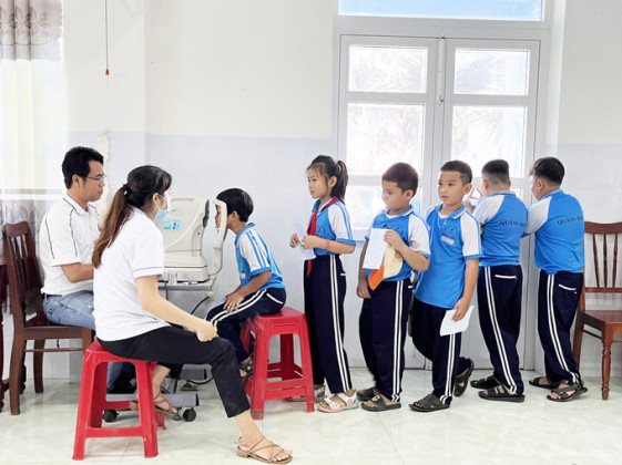 Ninh Thuận: Khám, đo tật khúc xạ và hỗ trợ kính mắt cho học sinh