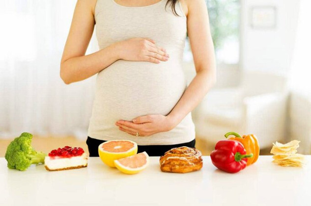 Mẹ bầu ăn thực phẩm làm tăng cholesterol có hại cho tim của con