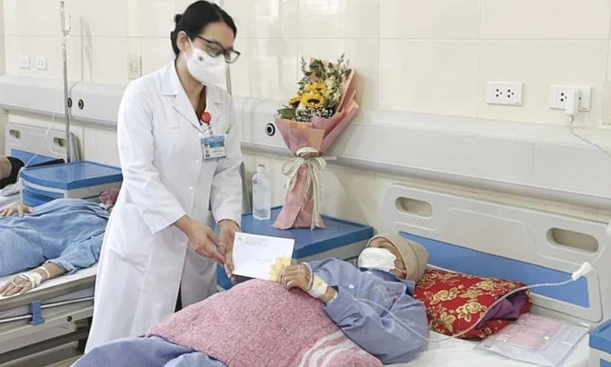 Một phụ nữ mắc ung thư vú, không điều trị mà sử dụng thuốc nam khiến biến chứng nặng nề