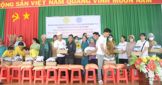 Trao tặng 100 phần quà cho người dân có hoàn cảnh khó khăn tại Bình Phước