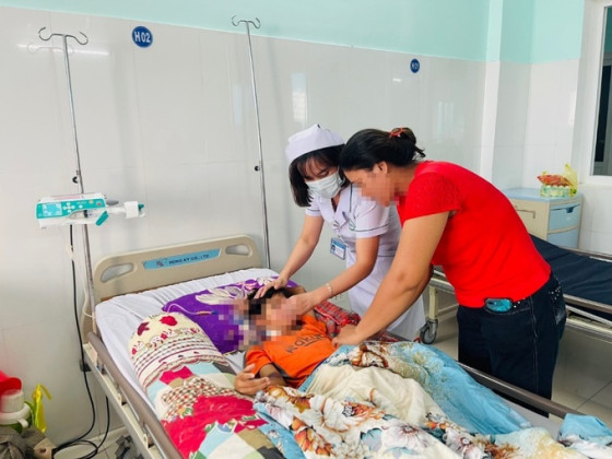 Kon Tum: Cứu sống bệnh nhi viêm phúc mạc ruột thừa và sốc sốt xuất huyết Dengue