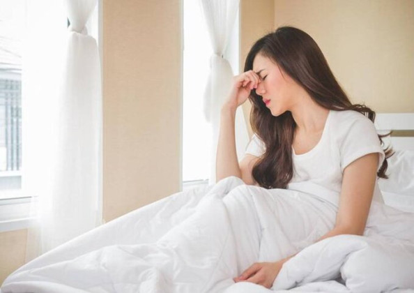 Tại sao nhiều người bị chóng mặt khi ngủ dậy?