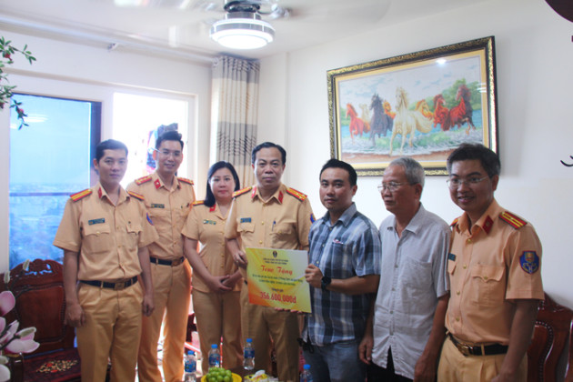 TP. HCM: Phòng Cảnh sát giao thông trao quà hỗ trợ cán bộ chiến sĩ mắc bệnh hiểm nghèo