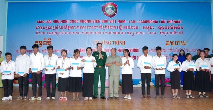 Gia Lai: Trao tặng học bổng và khám bệnh cho nhân dân 2 bên biên giới