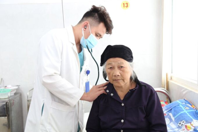 Viêm phổi ở người cao tuổi dễ bị biến chứng suy hô hấp