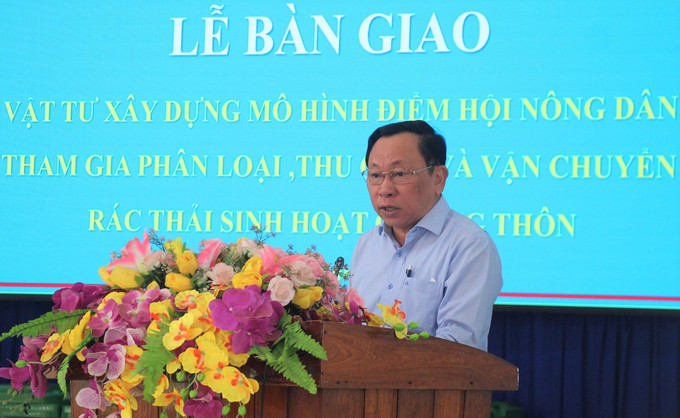 Đắk Lắk: Bàn giao vật tư xử lý rác thải sinh hoạt nông thôn cho nông dân