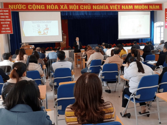 Lâm Đồng: Trao tặng máy đo huyết áp điện tử cho tuyến y tế cơ sở