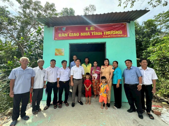 Hội Phụ nữ Phòng CSGT, Công an TP. HCM trao tặng nhà tình thương cho gia đình có hoàn cảnh khó khăn