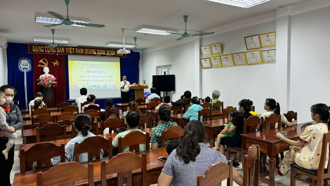 Thừa Thiên Huế: Tặng quà cho bệnh nhi đang điều trị tại Bệnh viện Phục hồi chức năng