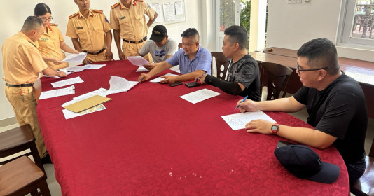 TP. HCM: Xử phạt nhóm người điều khiển xe mô tô phân khối lớn lưu thông vào làn đường xe ô tô