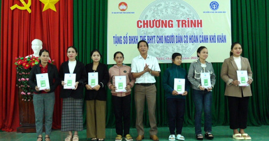 Quảng Ngãi: Trao tặng gần 7.000 thẻ BHYT, sổ BHXH, cho người dân có hoàn cảnh khó khăn