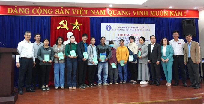 TP. Đà Nẵng: Tặng sổ bảo hiểm xã hội cho người dân có hoàn cảnh khó khăn