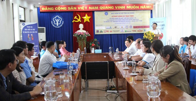 An Giang: Tặng sổ bảo hiểm xã hội, thẻ bảo hiểm y tế cho người có hoàn cảnh khó khăn